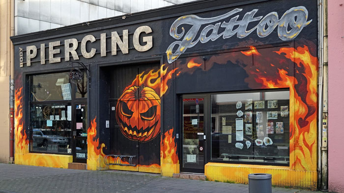 Tattoo Artist Treats An Influencer With 10M Followers Like A Regular Customer, She Complains Online, They Lose Their Job