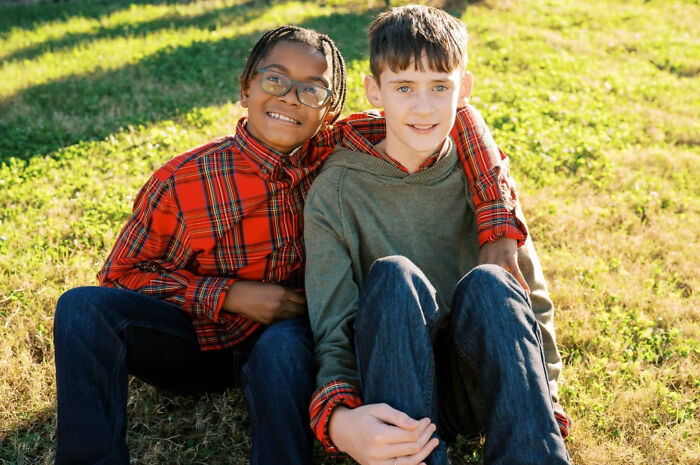 Familia adopta a un niño después de que este se convirtiera en el mejor amigo de su hijo