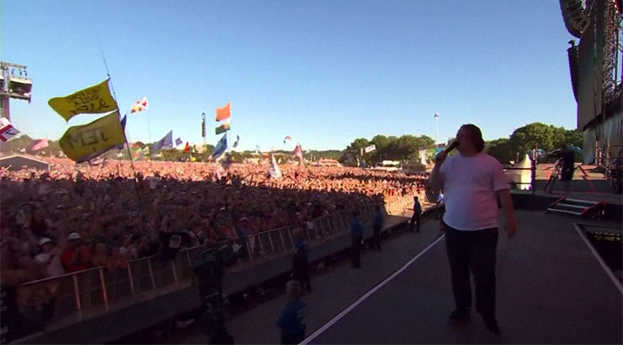 Lewis Capaldi Apologizes To Fans As He Battles Tics During The Show, And The Crowd&rsquo;s Response Is Amazing