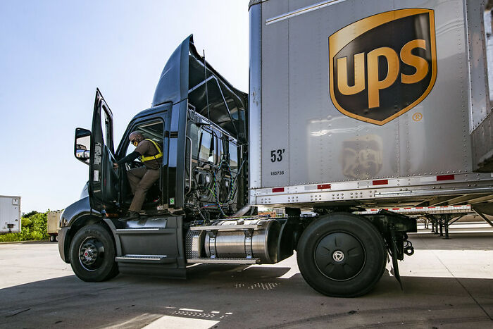 "I Make Six Figures A Year To Do Nothing At All Most Days": 30 Well-Paying Jobs That Are Often Overlooked