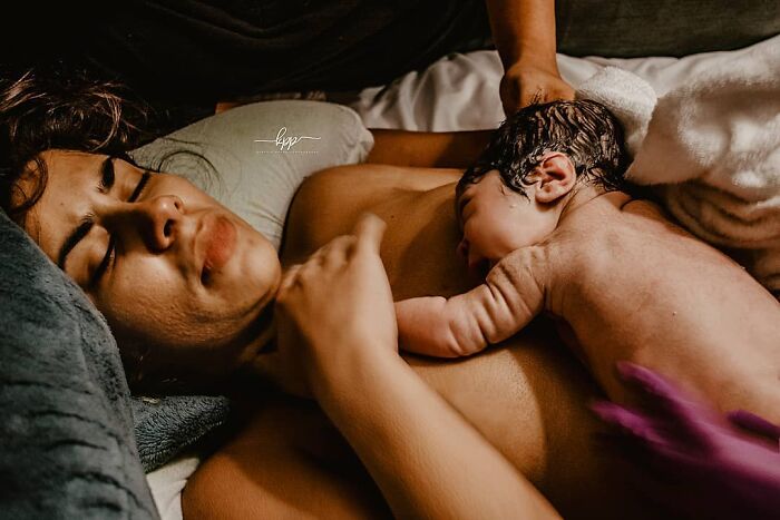 This Photographer Captures The Genuine Emotions Of Parents-To-Be At Birth (28 New Pics)