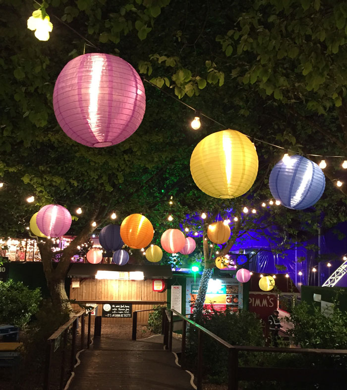 Man Helps A Random Customer Who Happens To Be &ldquo;The Least Romantic Man On The Planet&rdquo; Pleasantly Surprise His Wife With A Thoughtful Gift