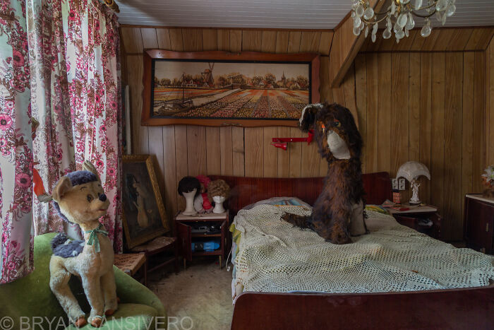 The Dark Past Of This Abandoned House Made Me Visit And Photograph It (15 Pics)