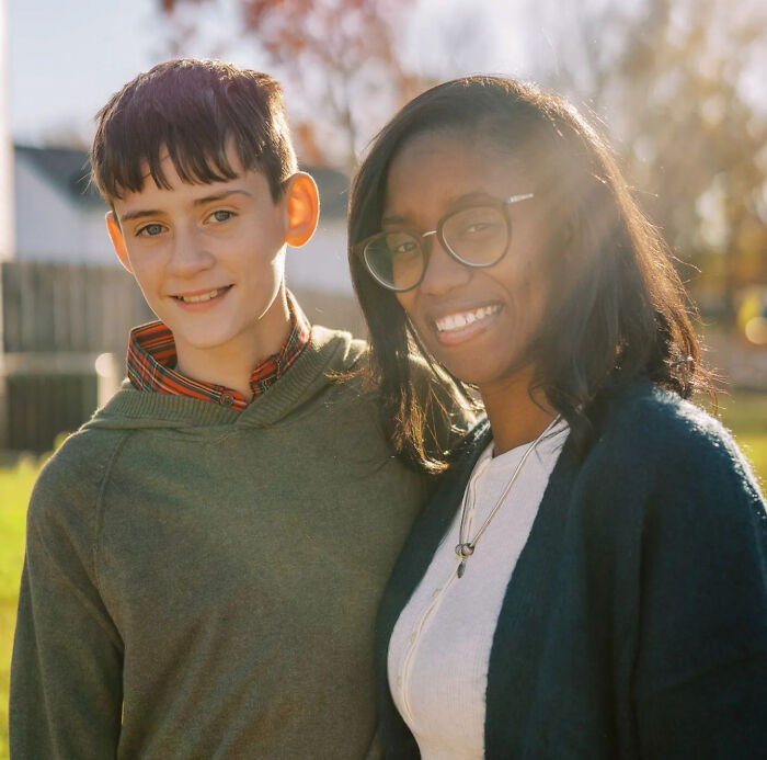 Familia adopta a un niño después de que este se convirtiera en el mejor amigo de su hijo