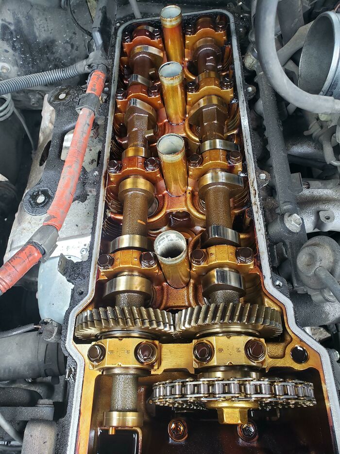 Este vehículo lleva 324000 millas. Cambiar el aceite funciona