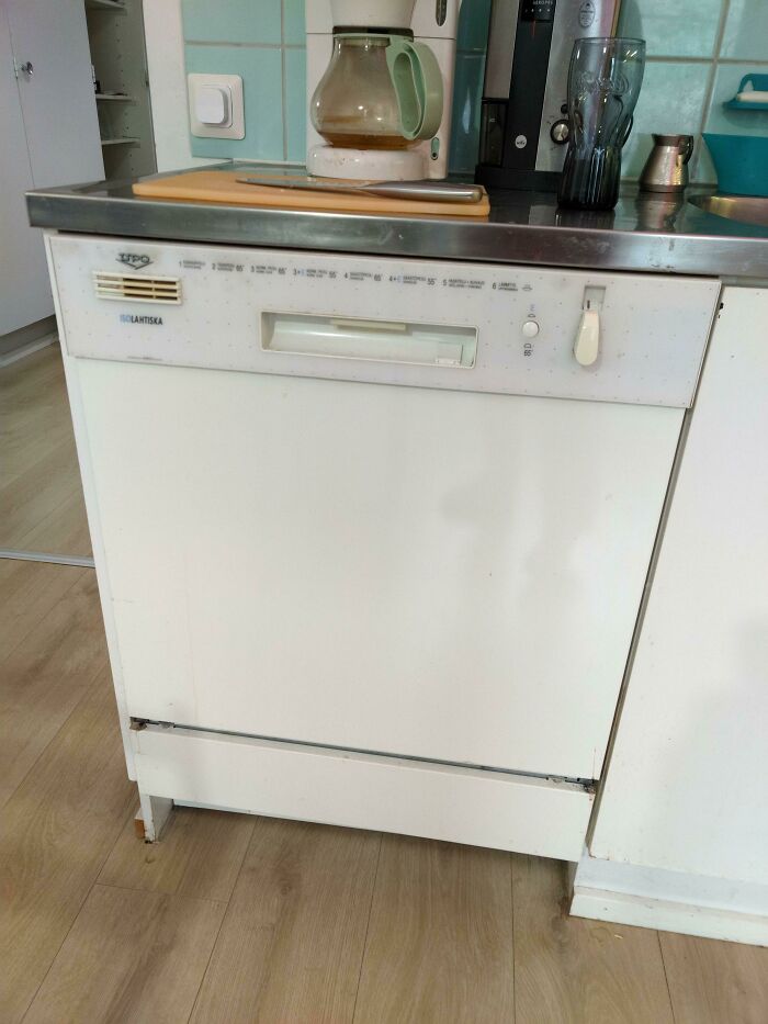 30 Year Old Dishwasher I Got For Free 5 Years Ago, Still In Daily Use And Refuses To Die