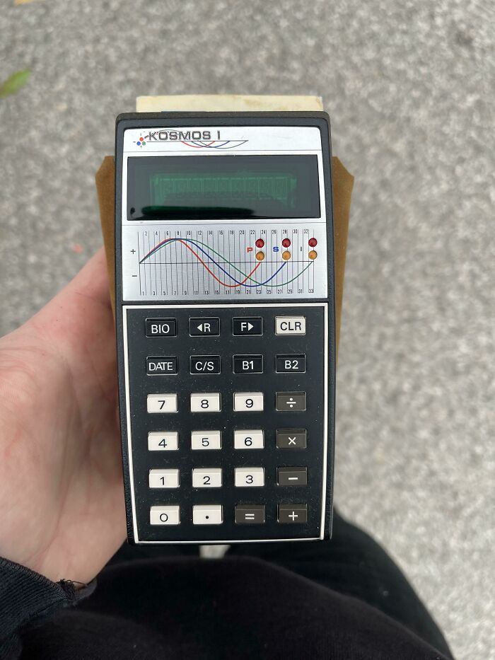 Mi calculadora de biorritmo de bolsillo Kosmos 1 de 1977. 46 años calculando números