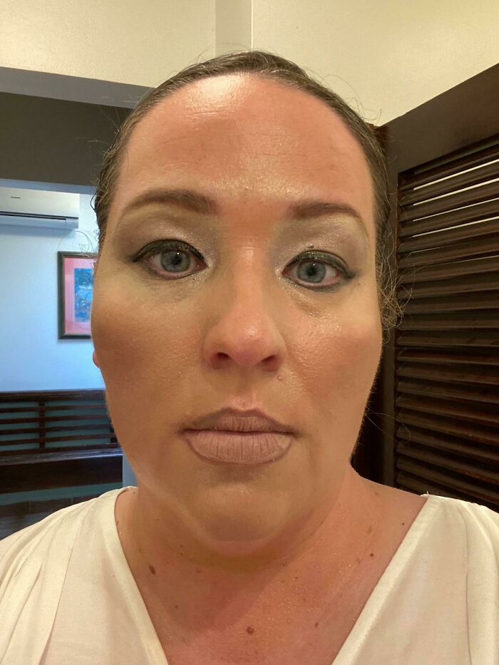 I Got Married At A Luxury Resort During Covid Times, And This Is The Look The Not-Cheap Makeup Artist Tried On The Maid Of Honor
