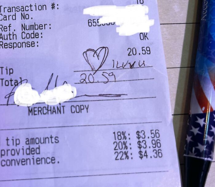 "Te amo". Prefiero que me den una bolsa de mi*rda de perro de propina