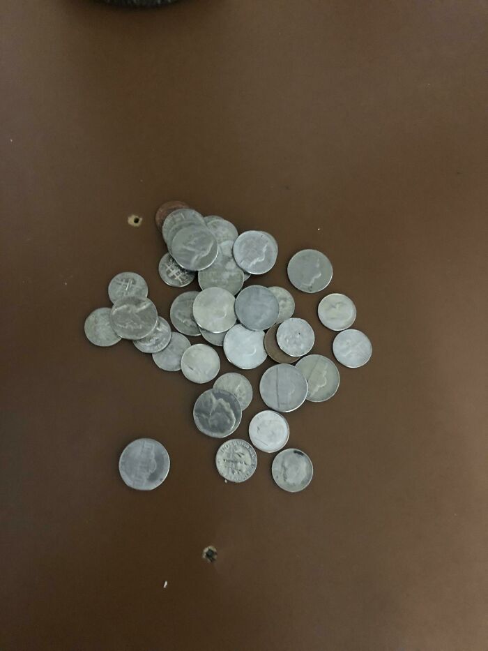 Mi novia recibió esto como propina en una cuenta de 50 dólares. La mujer lo metió detrás del plástico, así que tuvo que sacarlos uno a uno...