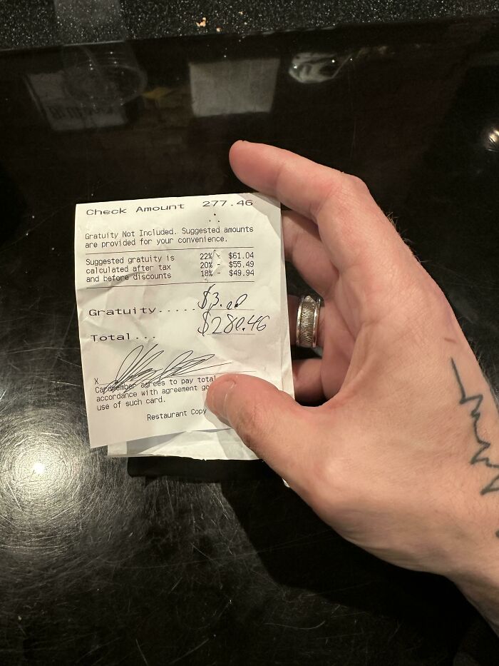 Es ridículo cómo la gente piensa que esto es ni remotamente aceptable. El servicio también fue genial y me hicieron dar vueltas durante más de una hora. Ayúdame a sentirme mejor, ¿cuál ha sido tu peor propina?