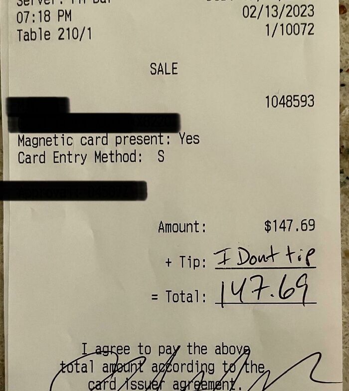 "No doy propina". Algunas personas deberían de quedarse en casa...