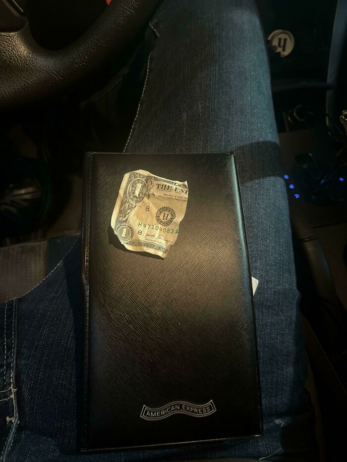 Otro camarero y yo acordamos dividir la propina de un grupo de 15 personas. Dieron un dólar de propina...