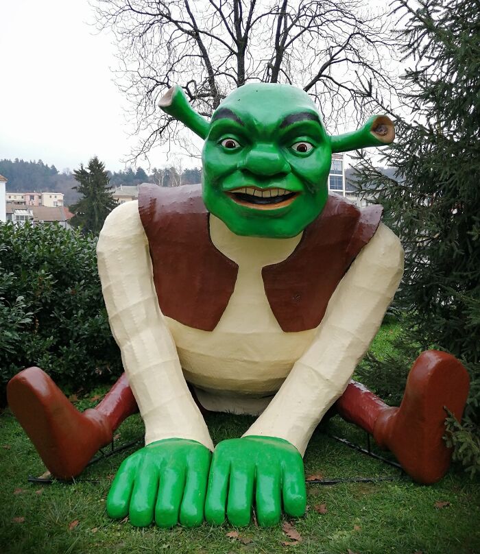 Hundreds Of Kids Are Seeing This Abomination Every December In My City (For Size Comparison, A Regular Kid Is Around The Size Of His Shoe)