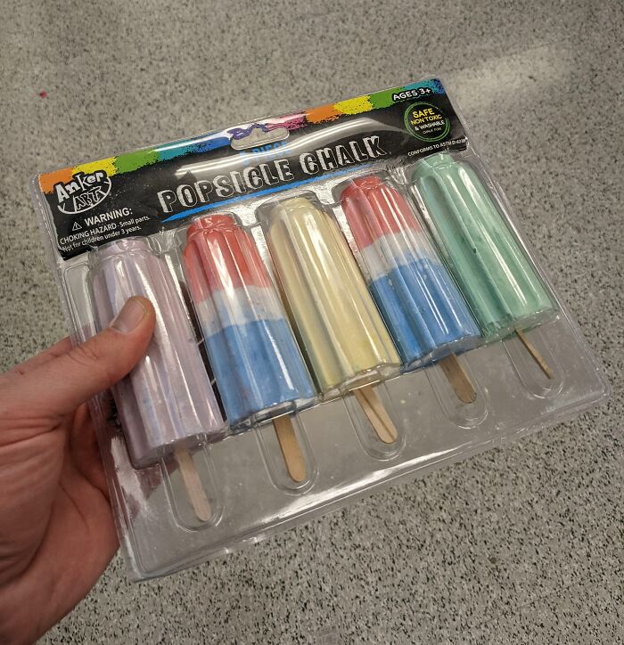 Tizas con forma y color de paletas de hielo. ¿Qué podría salir mal dándoles esto a los niños?