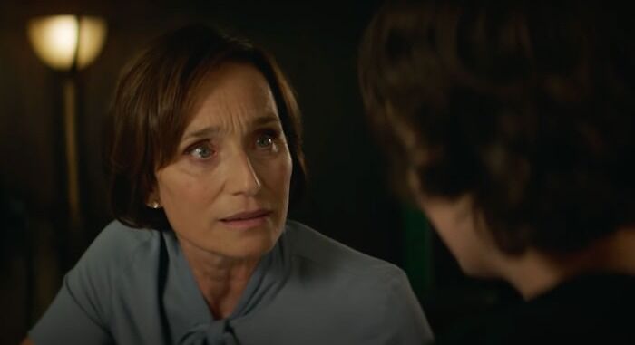 Belinda talking with Fleabag