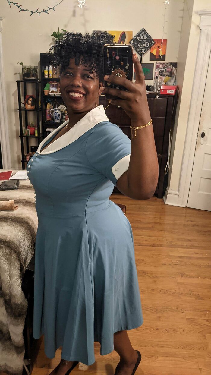  ¡Me encanta este vestido retro azul con detalles de botones de perlas!