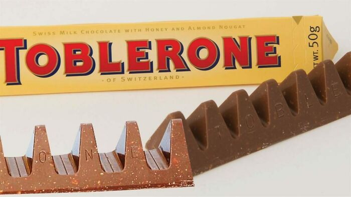 A la derecha el Toblerone normal y a la izquierda el nuevo Toblerone encogido
