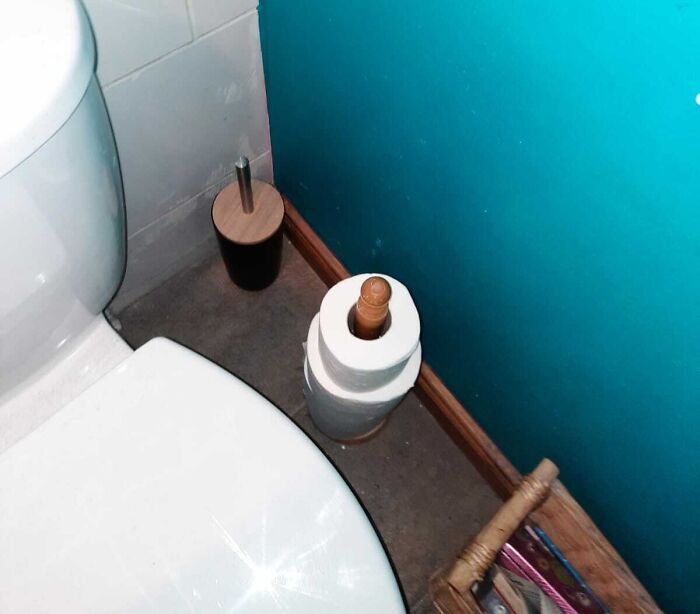 Añadí un rollo de papel higiénico nuevo