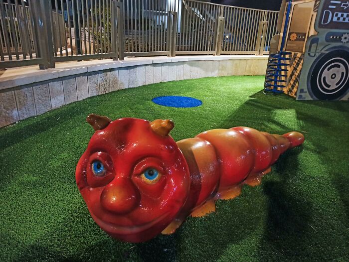 Esta horrible oruga en un parque infantil