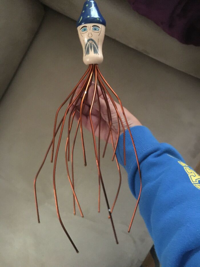 Encontré esto escondido en mi alacena. Es para rascarse la cabeza