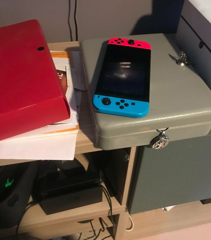 Distance Between Switch (0% Battery) And Dock: 10cm