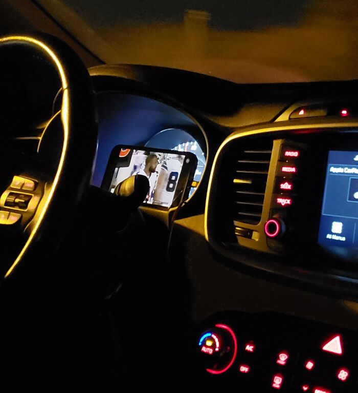 Cómo conduce mi tía. Ella también envía mensajes de texto y hace llamadas mientras conduce