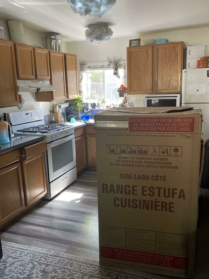 Landlord Ordered A New Gas Oven To Replace The Old Broken One. He Only Paid To Have It Dropped Off. He Is Very Shocked That I’m Not Happy