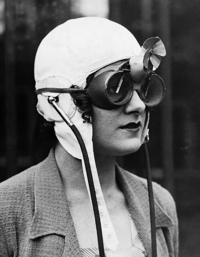 Gafas antilluvia para conductores de carreras. En un coche sin capota, el ventilador funciona al alcanzar cierta velocidad y hace funcionar los limpiadores en las lentes. Inglaterra, años 30
