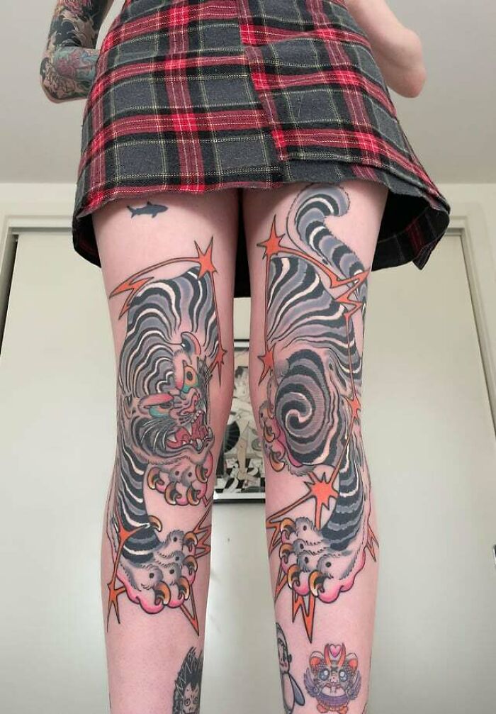 Stylish knee tattoos featuring bold designs and patterns, making a striking statement.