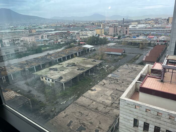 Vistas desde mi hotel en el centro de Nápoles, Italia