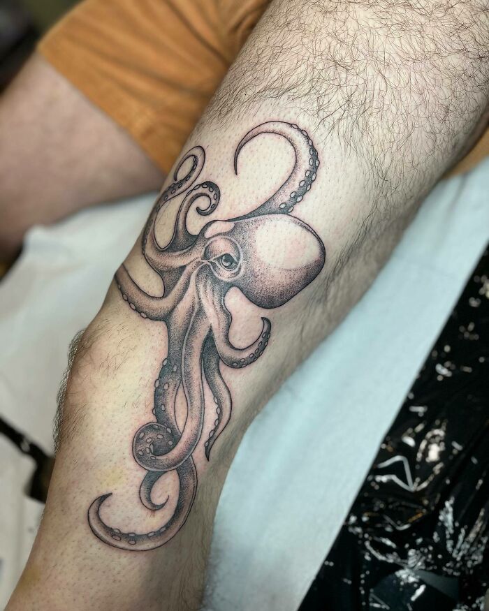 Octopus knee tattoo design showcasing detailed artistry and bold lines.