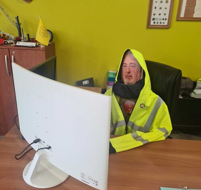 Tenemos un recortable de nuestro jefe en la oficina para cuando trabaja en el extranjero