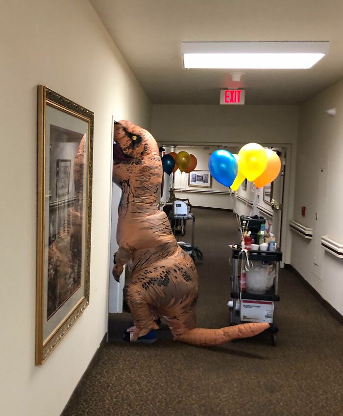 Mi mamá trabaja en un hogar de ancianos con pacientes positivos en Covid. Una de sus compañeras encontró una forma segura de animarles