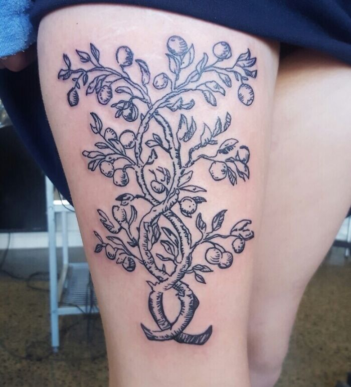 Tree tattoo inked on a leg, showcasing detailed branches and leaves, symbolizing the wonders of nature.