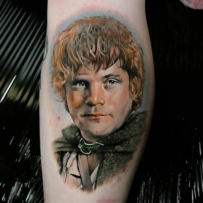 "Realistic Lord of the Rings tattoo featuring a portrait on a leg."