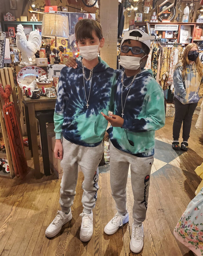 Familia adopta a un niño después de que este se convirtiera en el mejor amigo de su hijo