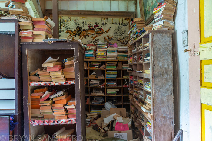 The Dark Past Of This Abandoned House Made Me Visit And Photograph It (15 Pics)