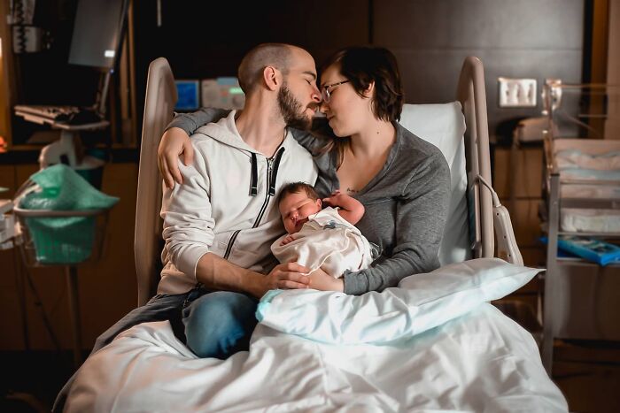 This Photographer Captures The Genuine Emotions Of Parents-To-Be At Birth (28 New Pics)