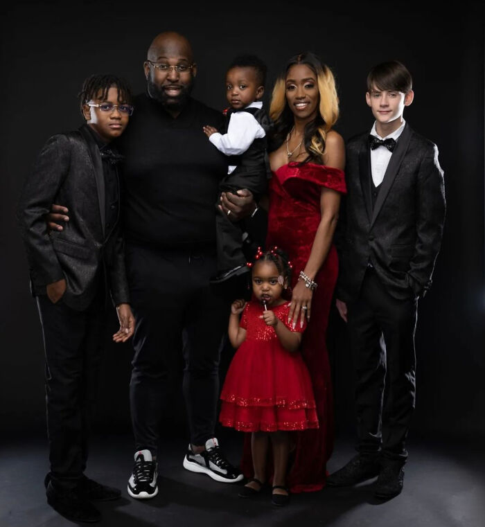 Familia adopta a un niño después de que este se convirtiera en el mejor amigo de su hijo