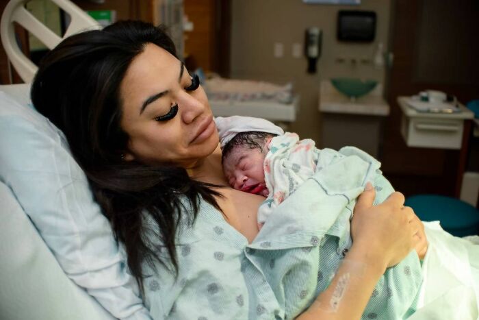 This Photographer Captures The Genuine Emotions Of Parents-To-Be At Birth (28 New Pics)