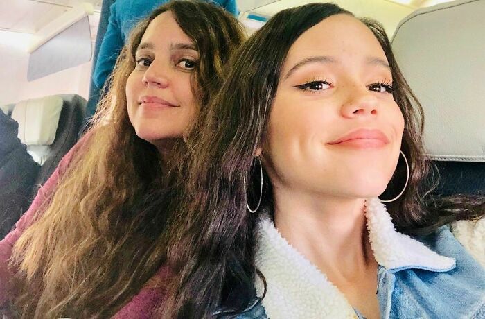 La madre de Jenna Ortega pilló a su hija fumando en público y la regañó a través de Instagram