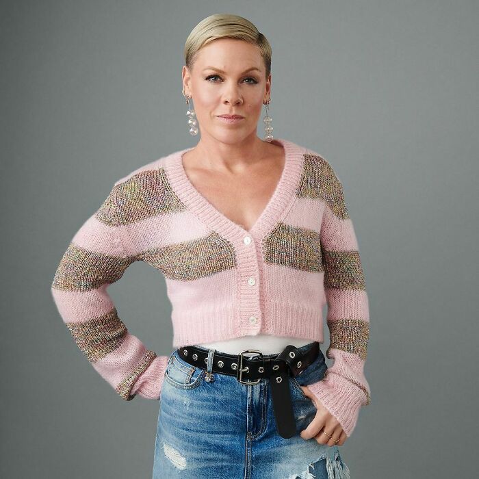 Pink&rsquo;s Fan Throws Late Mother&rsquo;s Ashes At Singer During Concert, She Responds