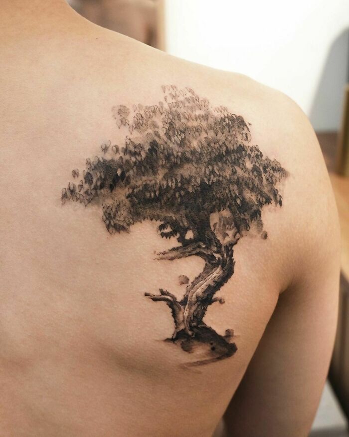 Tattoo illustrating a majestic tree on a shoulder, highlighting the wonders of nature.