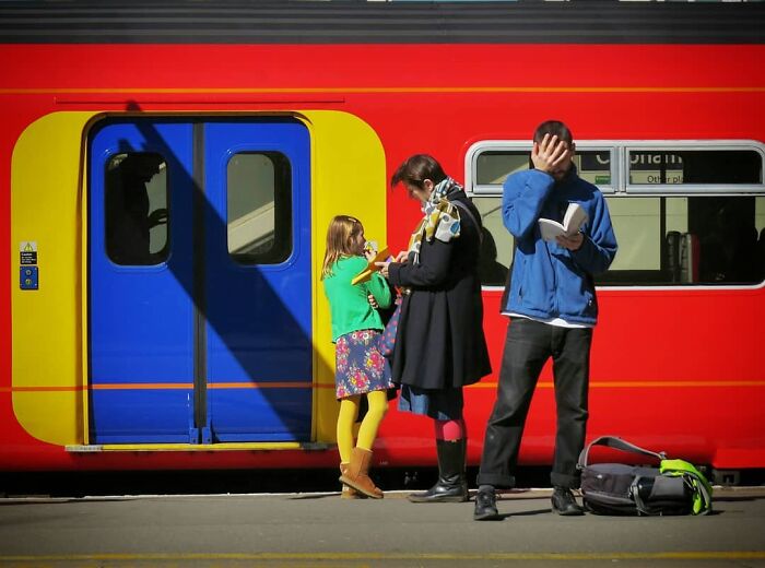 Photographer Captures Unbelievable Coincidences In The Streets