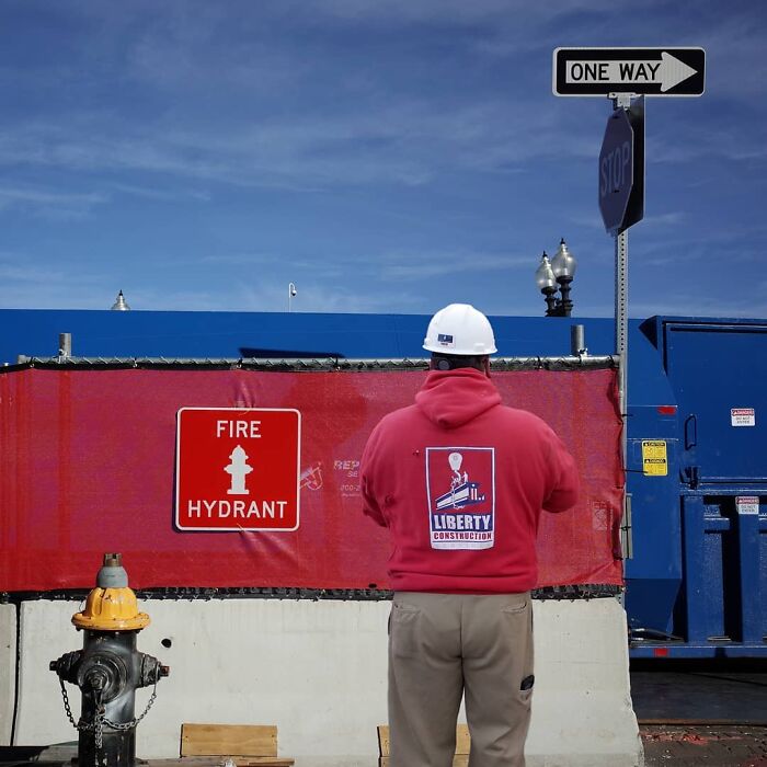 Photographer Captures Unbelievable Coincidences In The Streets