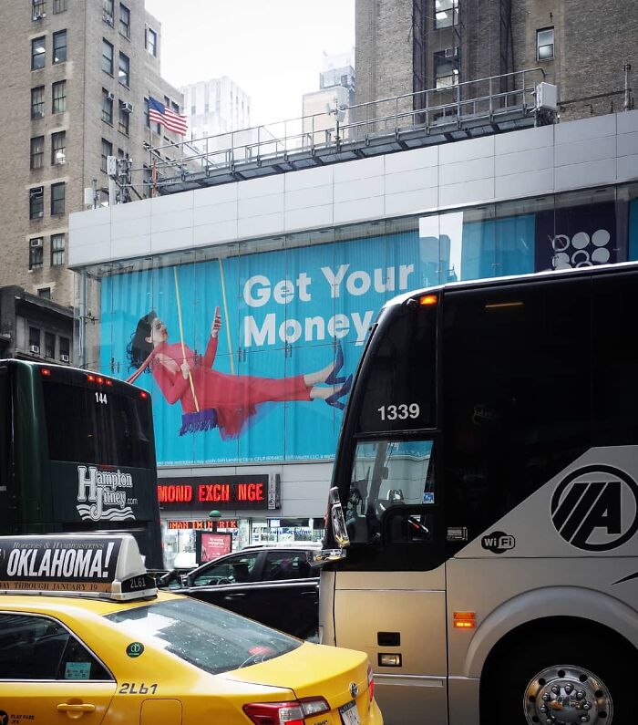 Photographer Captures Unbelievable Coincidences In The Streets