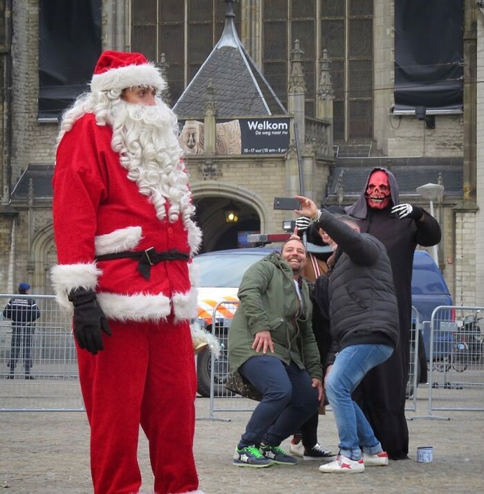 Photographer Captures Unbelievable Coincidences In The Streets