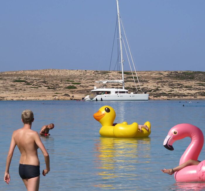 Photographer Captures Unbelievable Coincidences In The Streets