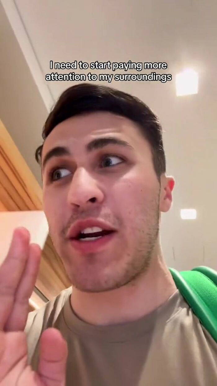 Man Sits In The Wrong Seat, Accidentally Plays Titanic Music Out Loud And Realizes Kate Winslet Is Sitting Next To Him